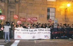 Empregados e empregadas públicas concéntranse diante de diversos centros de traballo por toda Galiza, convocados pola CIG