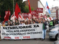 Concentración de máis de 300 profesores e profesoras en contra do despedimento do profesorado interino