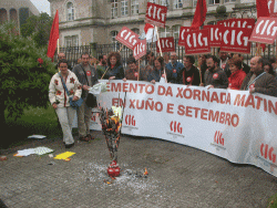 Concentración para rexeitar a eliminación da xornada en xuño e setembro