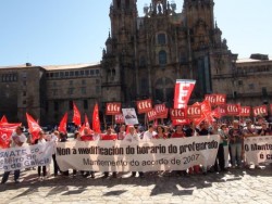 Delegados/as de CIG-Ensino e outras organizacións sindicais, concéntranse ante o concello de Santiago para manifestarlle a Feijoo súa repulsa por atacar ao profesorado