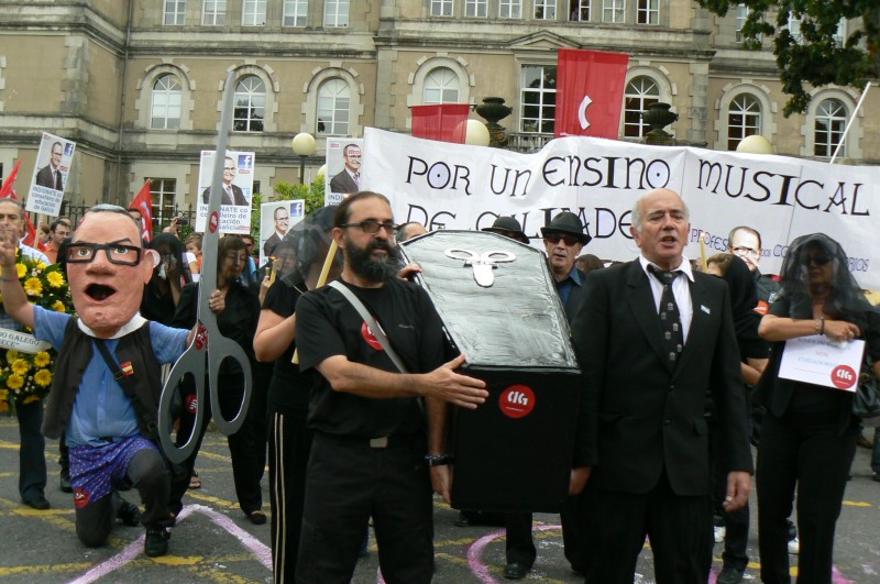 O profesorado percorre as rúas de Compostela reclamando a Educación a retirada das medidas impostas e o apoio ao ensino público