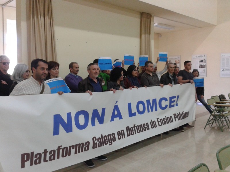 Preto de 3000 persoas participaron nos peches da Plataforma Galega en Defensa do Ensino Público realizados en 15 centros educativos de todo o país en contra da LOMCE