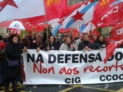 O persoal da administración pública concéntrase en San Caetano para manifestar a súa oposición á nova rebaixa salarial