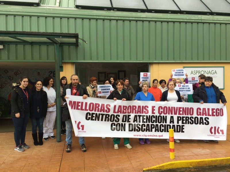 Concentracións nos centros de atención á discapacidade polas melloras laborais e un convenio galego do sector