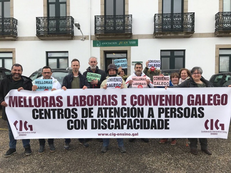 Concentracións nos centros de atención á discapacidade polas melloras laborais e un convenio galego do sector
