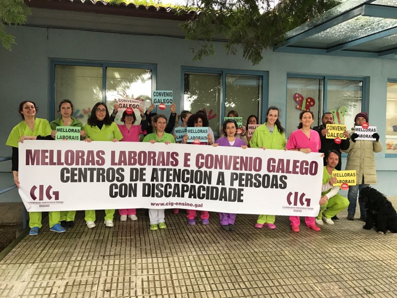 Concentracións nos centros de atención á discapacidade polas melloras laborais e un convenio galego do sector