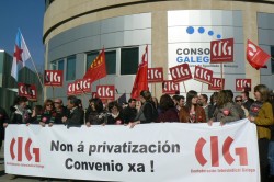 Delegadas e delegados da CIG concentráronse diante do Consorcio Galego de igualdade e Benestar