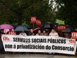 Delegadas e delegados da CIG entregan no  rexistro da Xunta máis de 700 sinaturas das traballadoras e traballadores do Consorcio