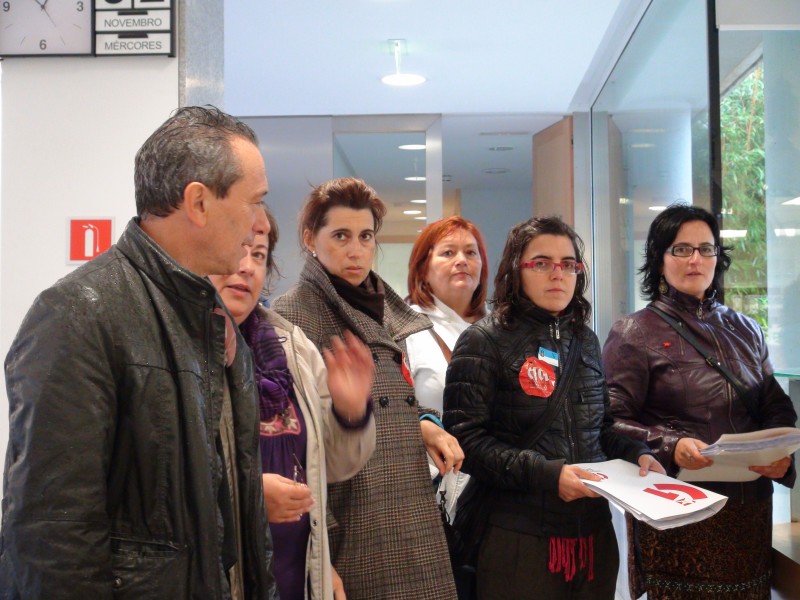 Delegadas e delegados da CIG entregan no  rexistro da Xunta máis de 700 sinaturas das traballadoras e traballadores do Consorcio