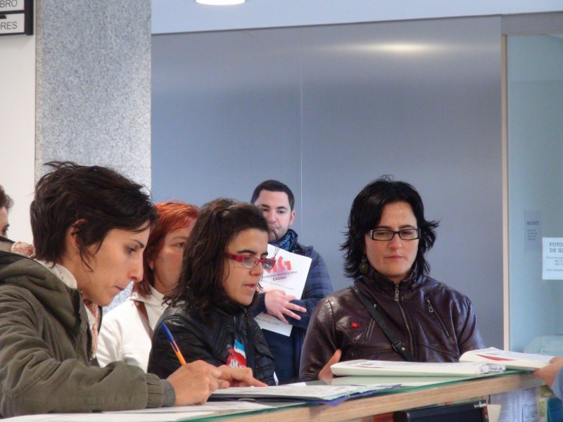 Delegadas e delegados da CIG entregan no  rexistro da Xunta máis de 700 sinaturas das traballadoras e traballadores do Consorcio