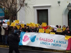 A CIG-ENSINO participou hoxe na concentración diante da sede do Valedor do Pobo para esixir a súa dimisión