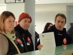 Delegados e delegadas da CIG-Ensino concéntranse ante a Consellaría de Traballo demandando a negociación dun convenio galego para centros de atención a discapacitados e o compromiso da Consellaría con este servizo