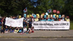 A Plataforma Galega en Defensa do Ensino Público concéntrase diante da consellaría para manifestar o seu rotundo rexeitamento ás reválidas