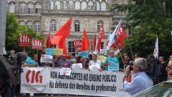 A CIG-Ensino denuncia a precarización do ensino público, os recortes de profesorado e a supresión de unidades diante da consellaría de Educación
