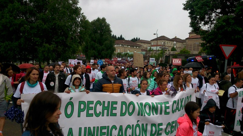 Rotundo rexeitamento ao peche de centros na manifestación da Plataforma Galega
