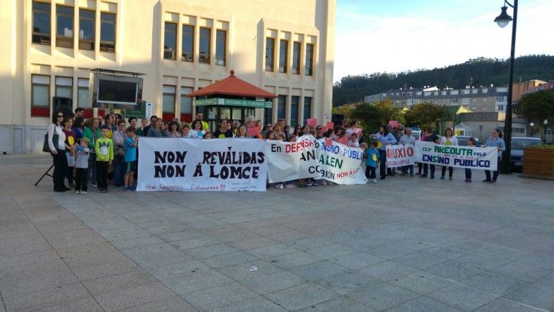 Nais, pais e profesorado concéntrase en cidades e vilas galegas para manifestar o seu rexeitamento á  LOMCE e as reválidas