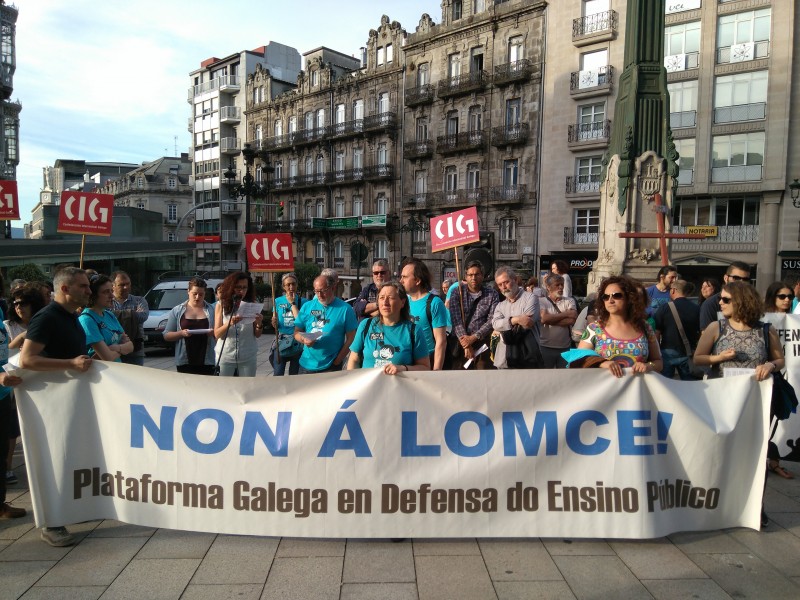 Nais, pais e profesorado concéntrase en cidades e vilas galegas para manifestar o seu rexeitamento á  LOMCE e as reválidas