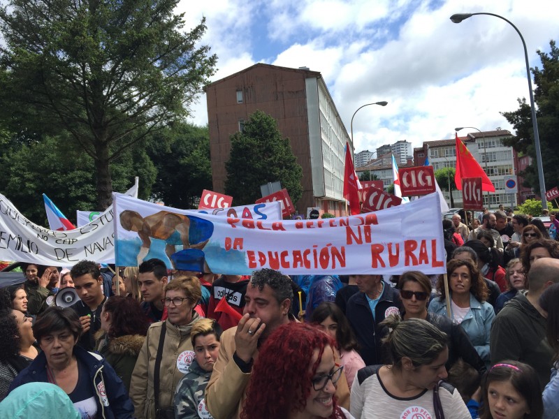Rotundo rexeitamento ao peche de centros na manifestación da Plataforma Galega
