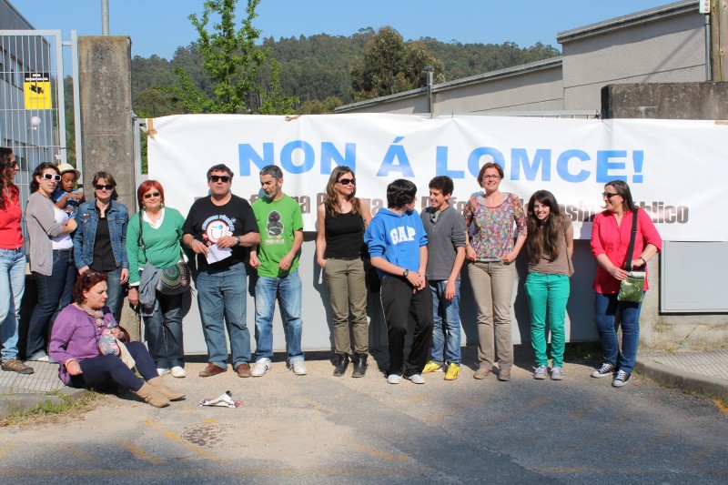 Preto de 3000 persoas participaron nos peches da Plataforma Galega en Defensa do Ensino Público realizados en 15 centros educativos de todo o país en contra da LOMCE
