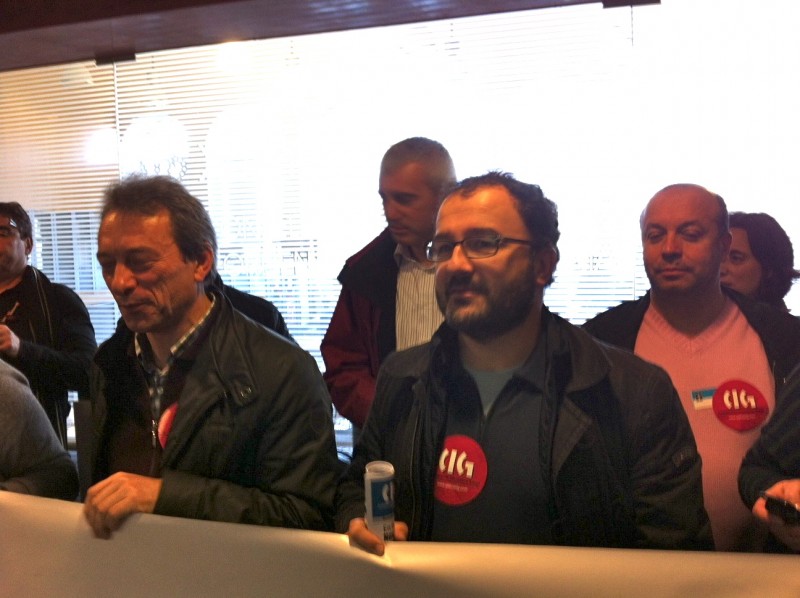 Delegadas e delegados da CIG Ensino e demais organizacións sindicais mantiveron un peche na Consellaría en defensa do ensino público galego e en contra dos recortes.