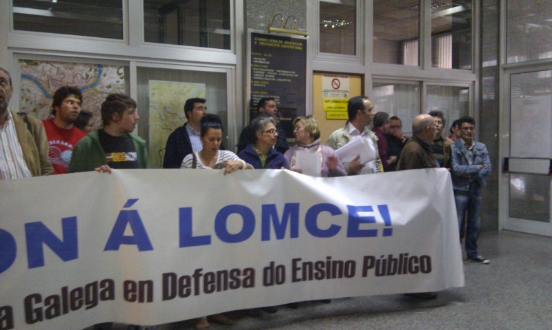 Preto de 3000 persoas participaron nos peches da Plataforma Galega en Defensa do Ensino Público realizados en 15 centros educativos de todo o país en contra da LOMCE