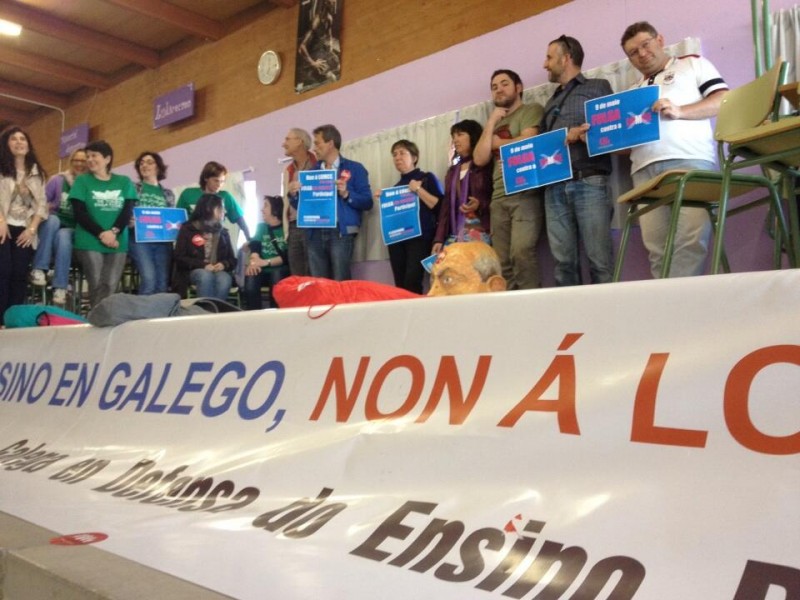 Preto de 3000 persoas participaron nos peches da Plataforma Galega en Defensa do Ensino Público realizados en 15 centros educativos de todo o país en contra da LOMCE