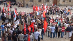 Unha tesoira humana maniféstase en Santiago contra os recortes na Universidade pública
